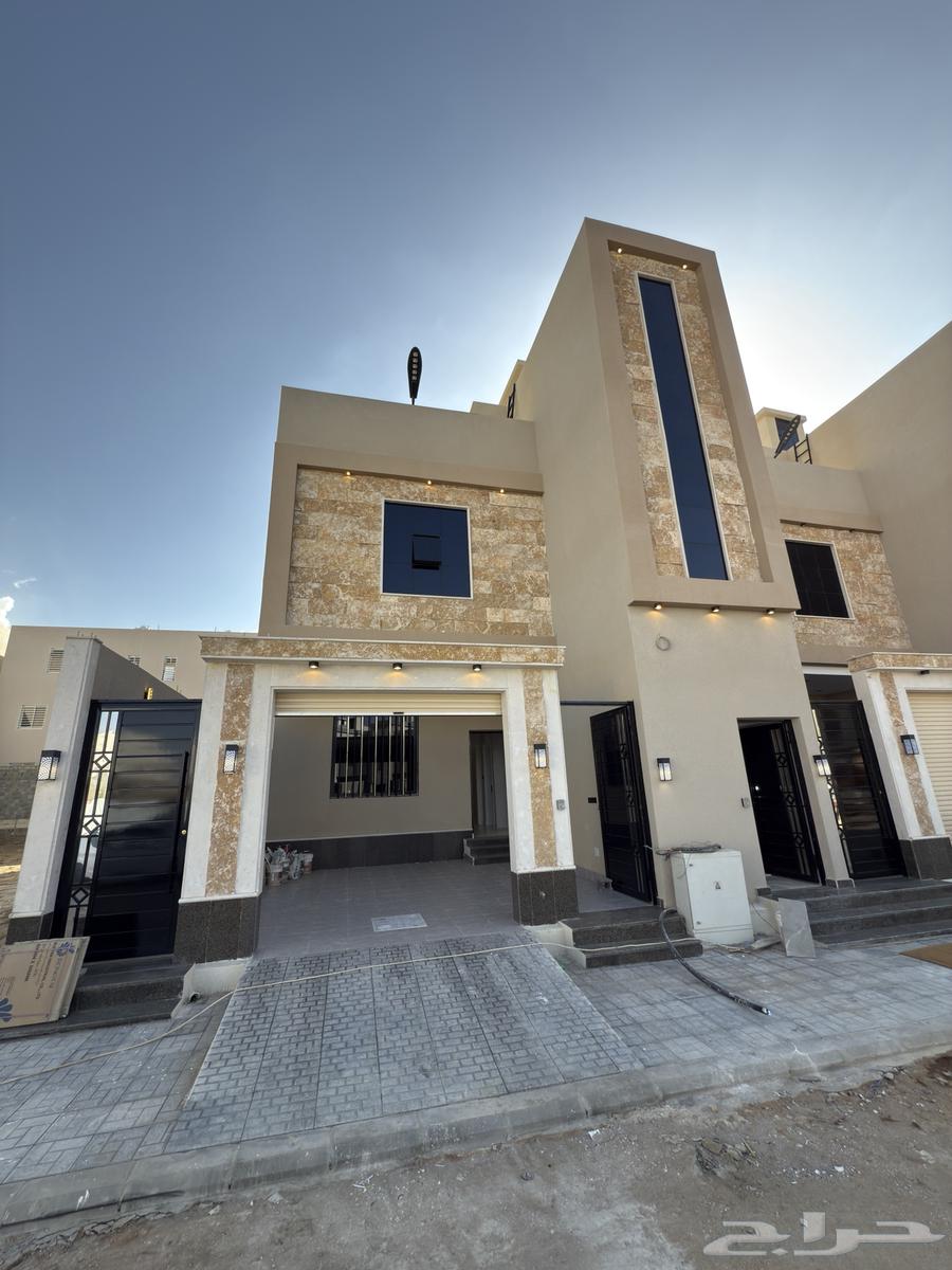 للبيع روف علوي بدرج خارجي بالقرب من المطار ومقابل نادي ضمك64150367488003110