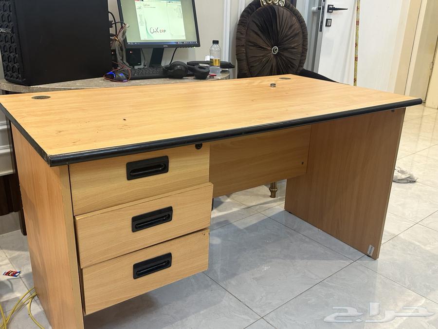 مكتب خشبي كبير64681528249858112