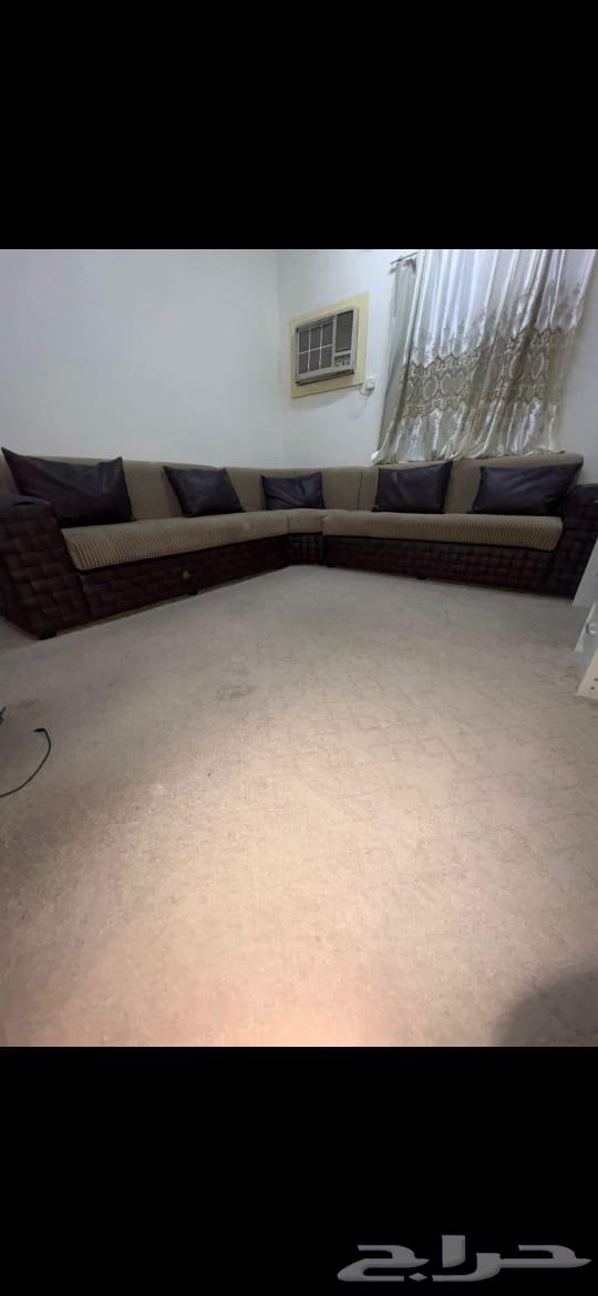 A comfortable and clean sofa, nothing in it64681074868866111