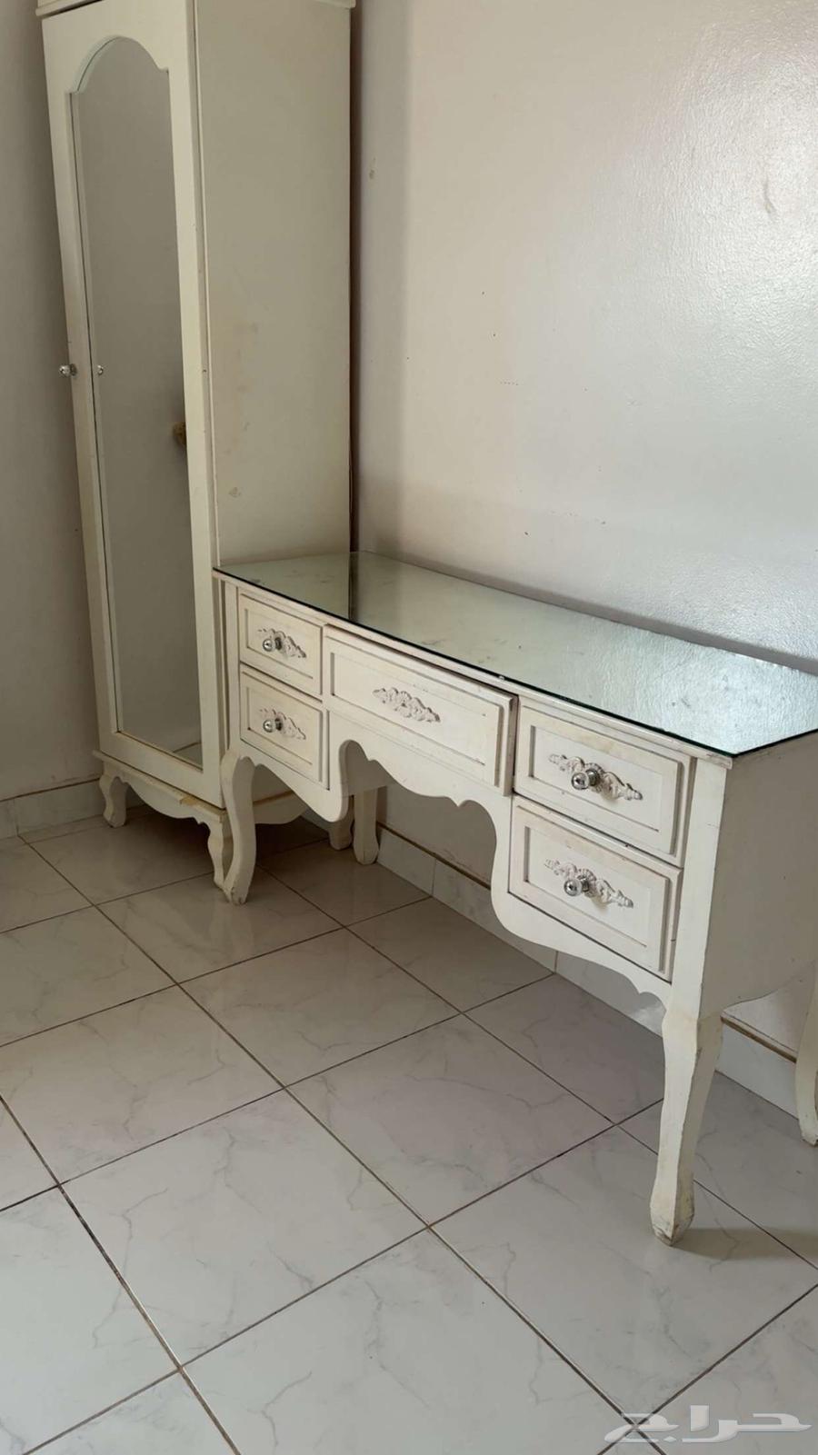 A fully furnished and clean room available for contact at this number64693671799170112