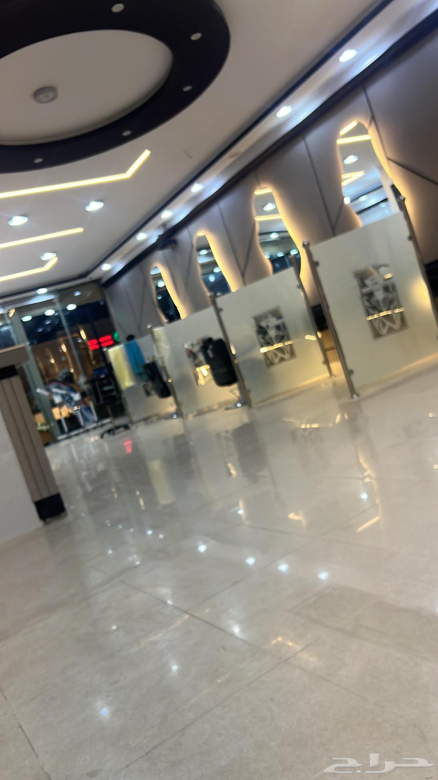 صالون حلاقة رجالي للتقبيل بكامل معداته يوجد سكن خلف المحل64151687775105110