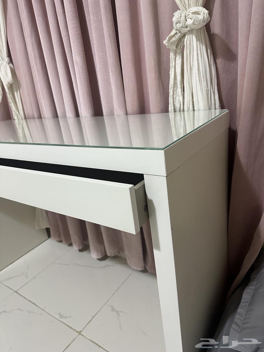 تسريحة ايكيا مستعمله بيضاء مع قزاز الحماية64577276232962112