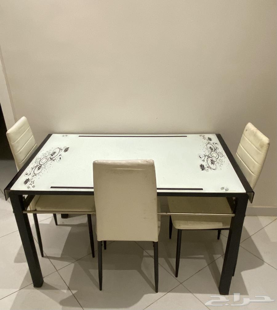 للبيع طاولة طعام قزاز وبحالة جيدة مع كراسي64553525023874111