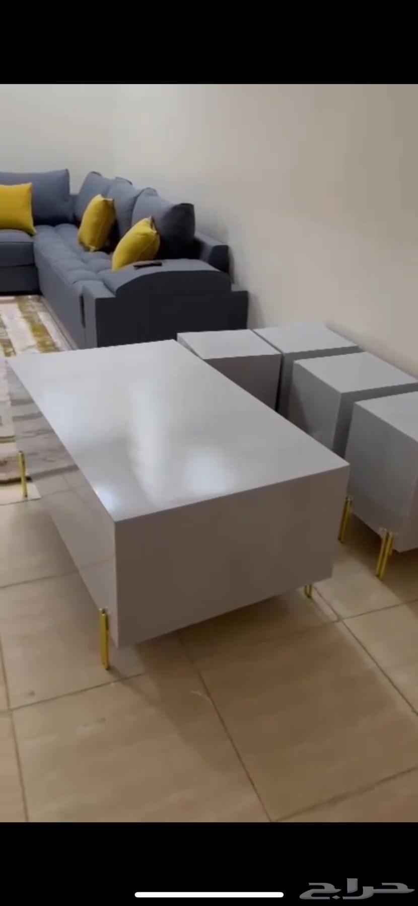 طاولة نظيفة شبه جديدة مع 4 طاولات صغار64439932619393110