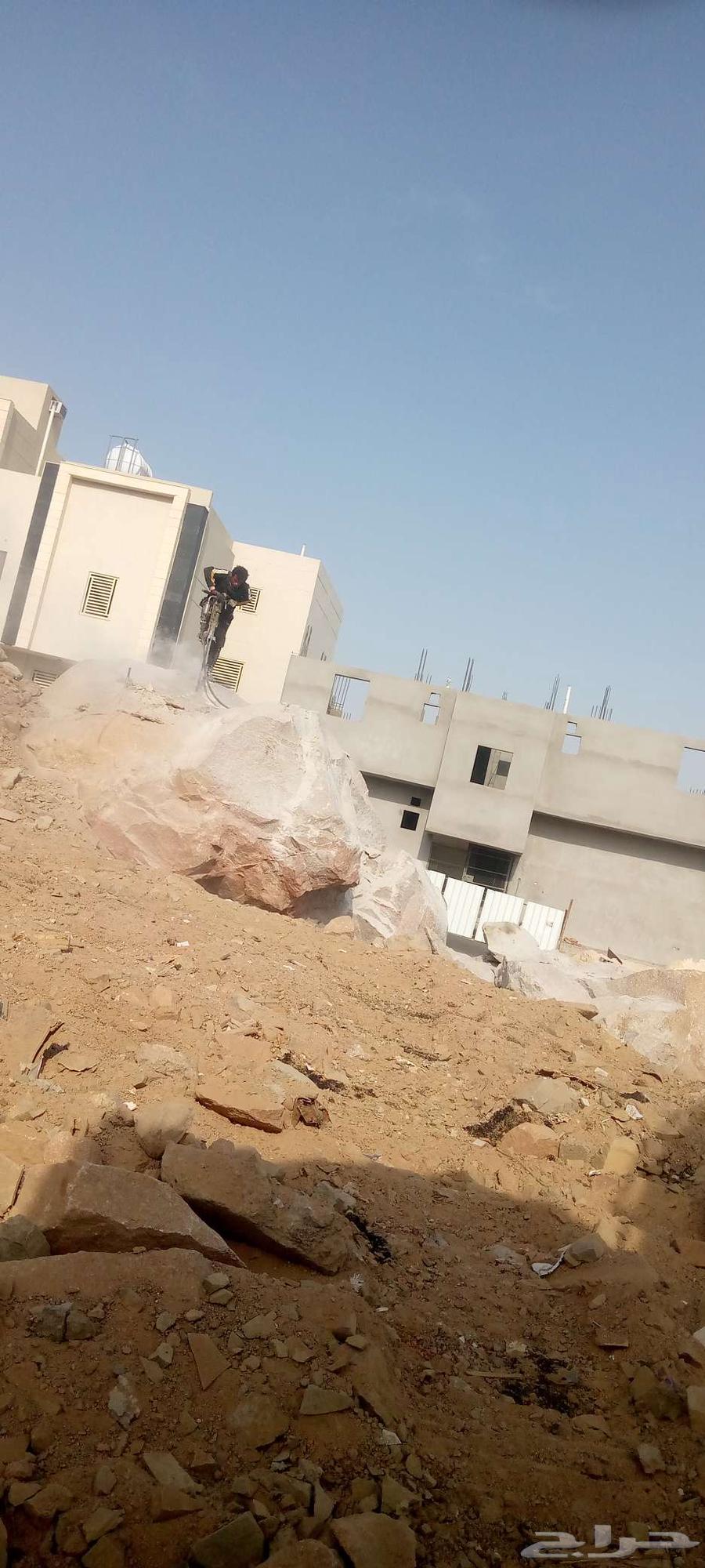 يوجد لدينا بكلين وكنبريشات لقص الارضي وبنيان الحجر64165397683713111