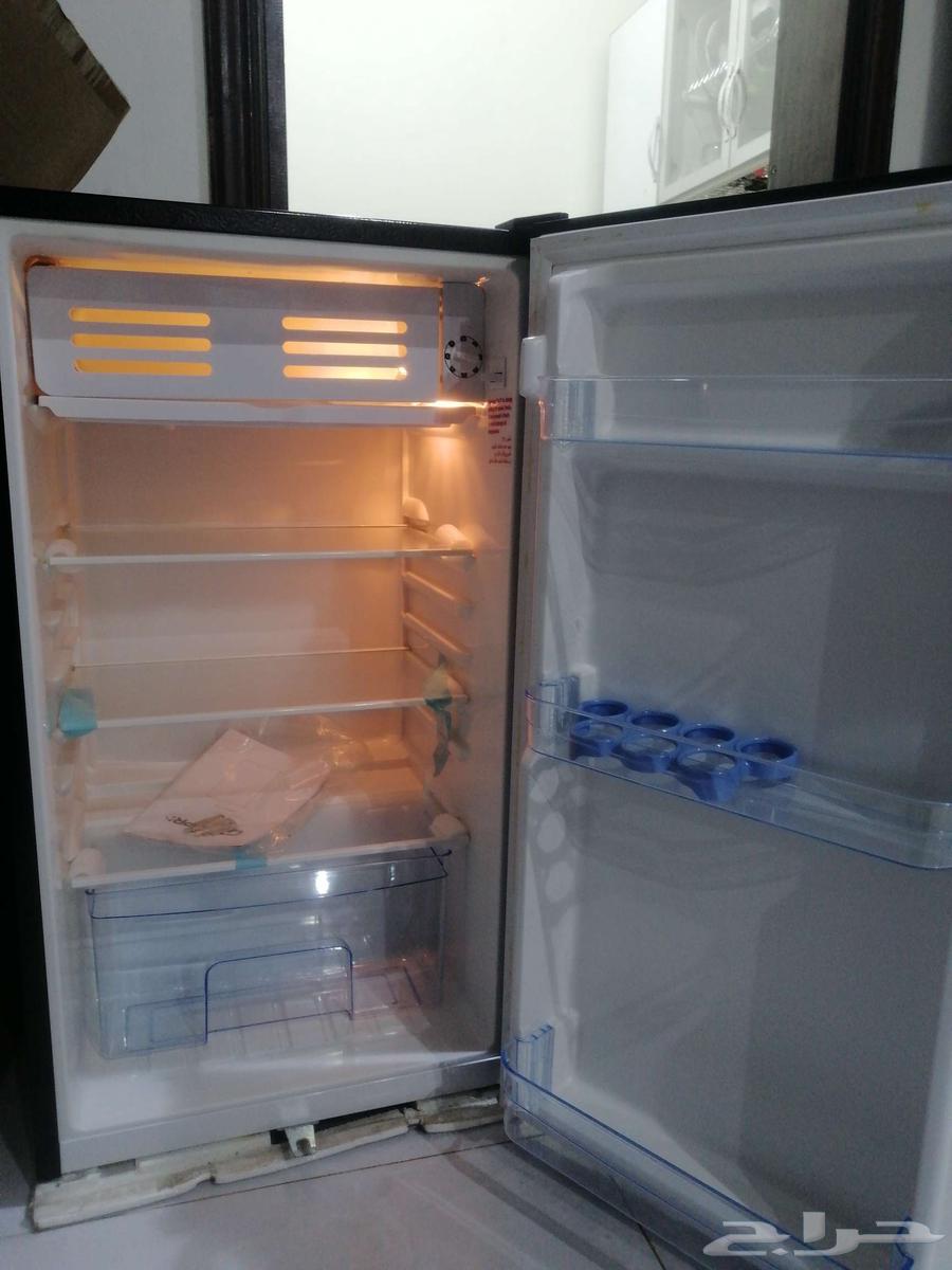 ثلاجة مكتبية شبه جديدة وسرير بوكس مع مرتبه مستخدم وكمدينة64615769490306114