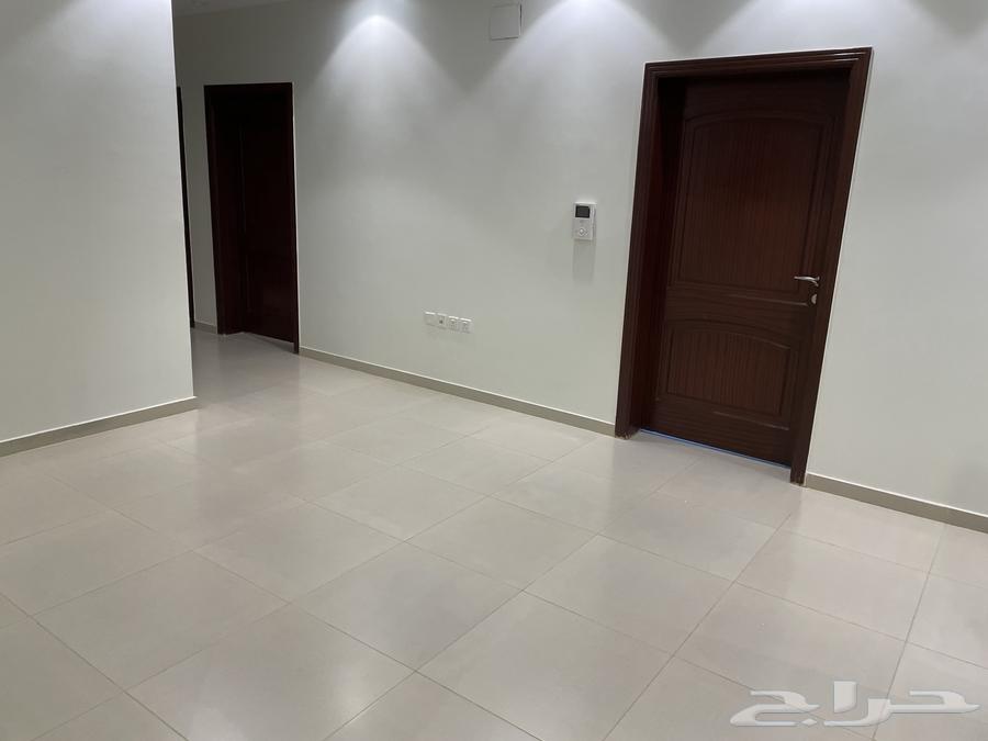 شقة 3 غرف وصالة وحمامين ومطبخ بحي الريان64154466393987114
