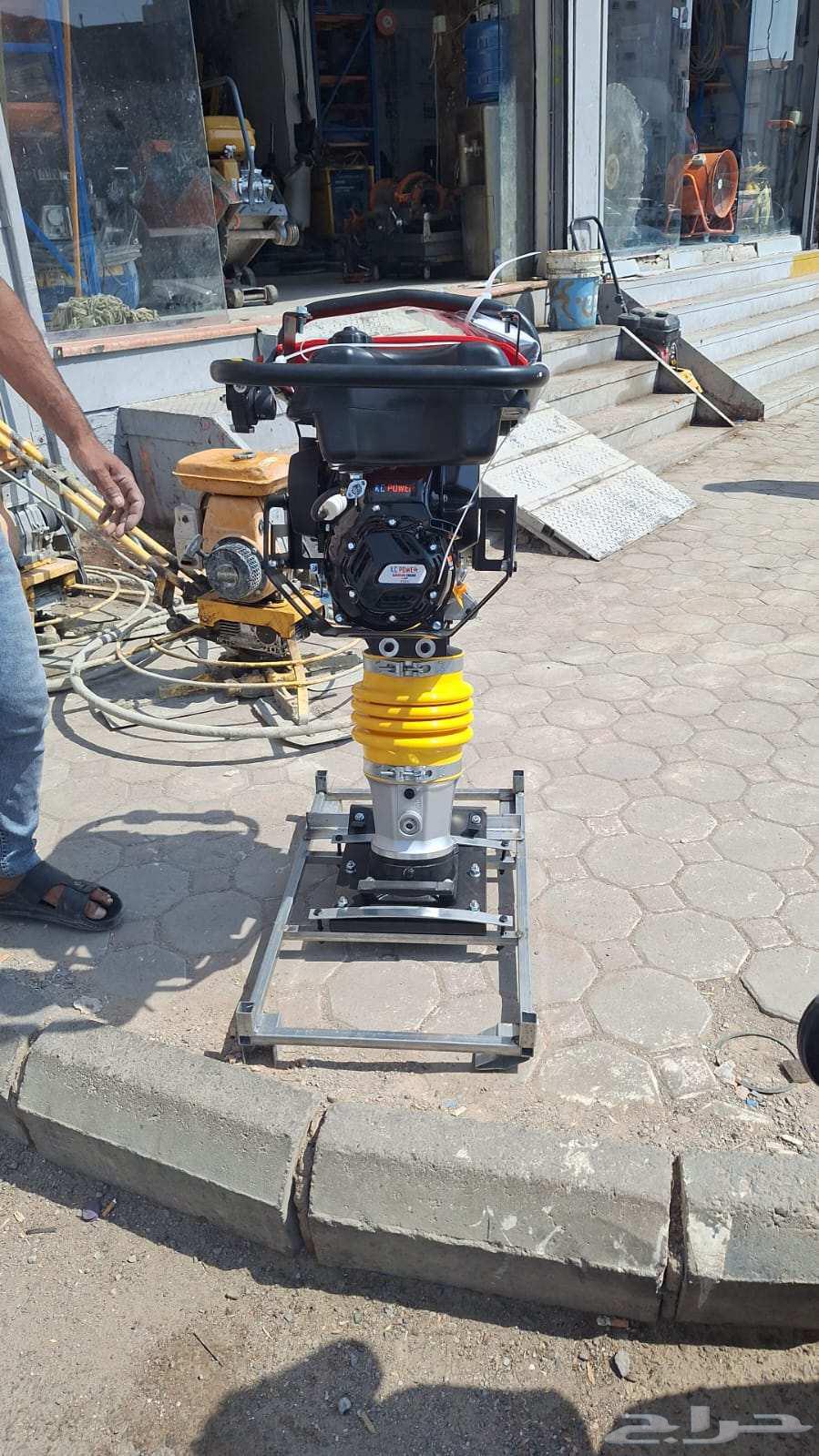 تأجير معدات سقالات منشار اسفلت ماكين تسنين خلاطه مولدات كهرب64184962604673110