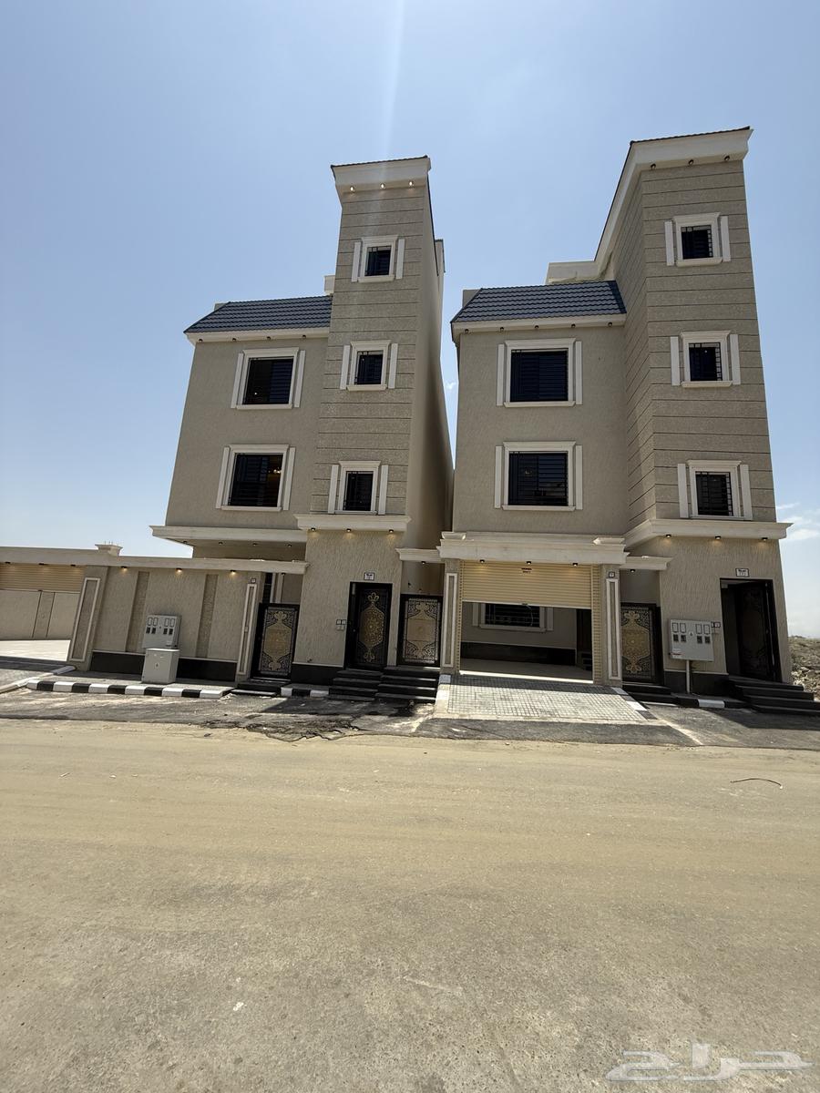 للبيع دور أرضي بحوش وشقق علويه بسطح حطين المحاله ابها64156894159747110