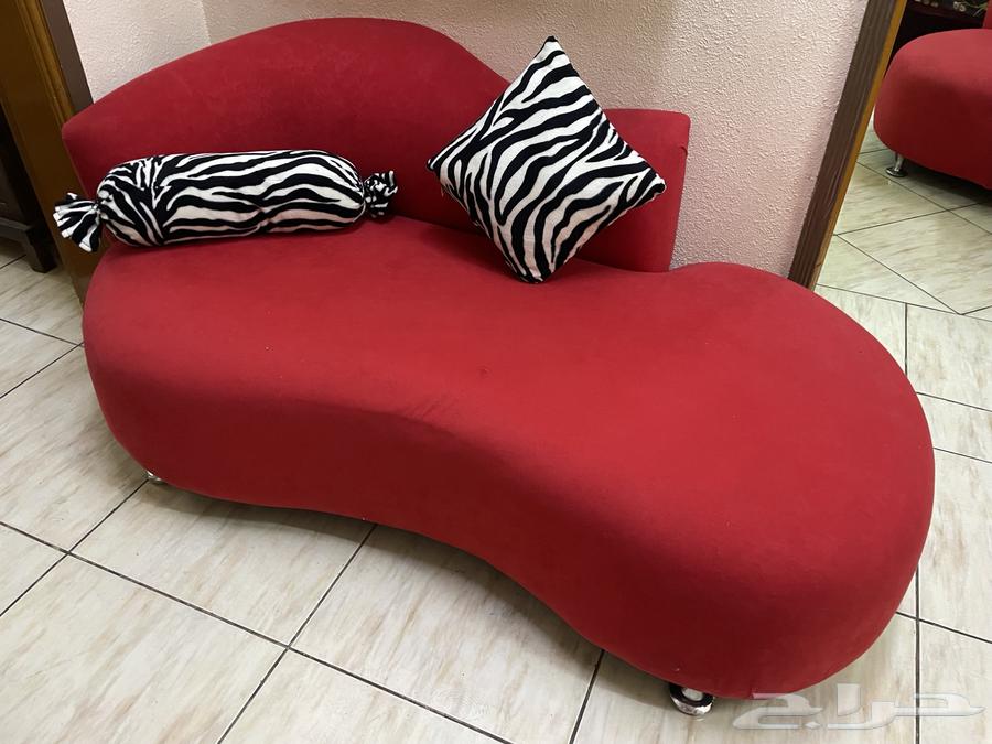 كنبتين حمراء مع خمسه مساند اسود وابيض اللون64484375511297112