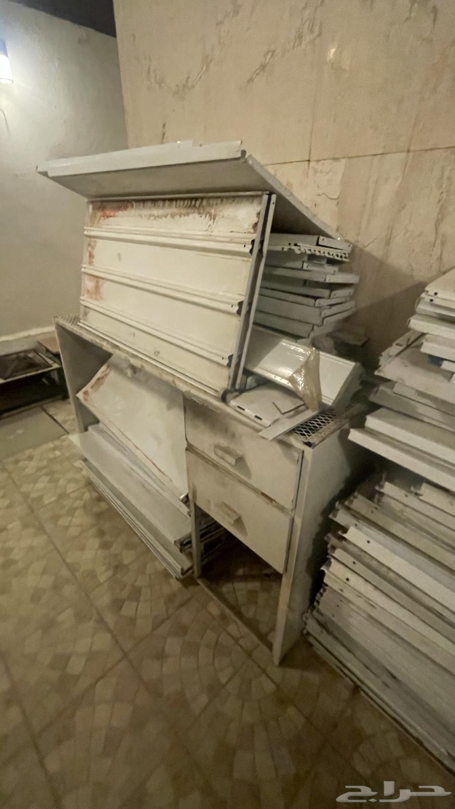 رفوف محل تقريبا 45-50 متر   شكل بيضاوي فالمنتصف بحالة كويسة64500783707138112