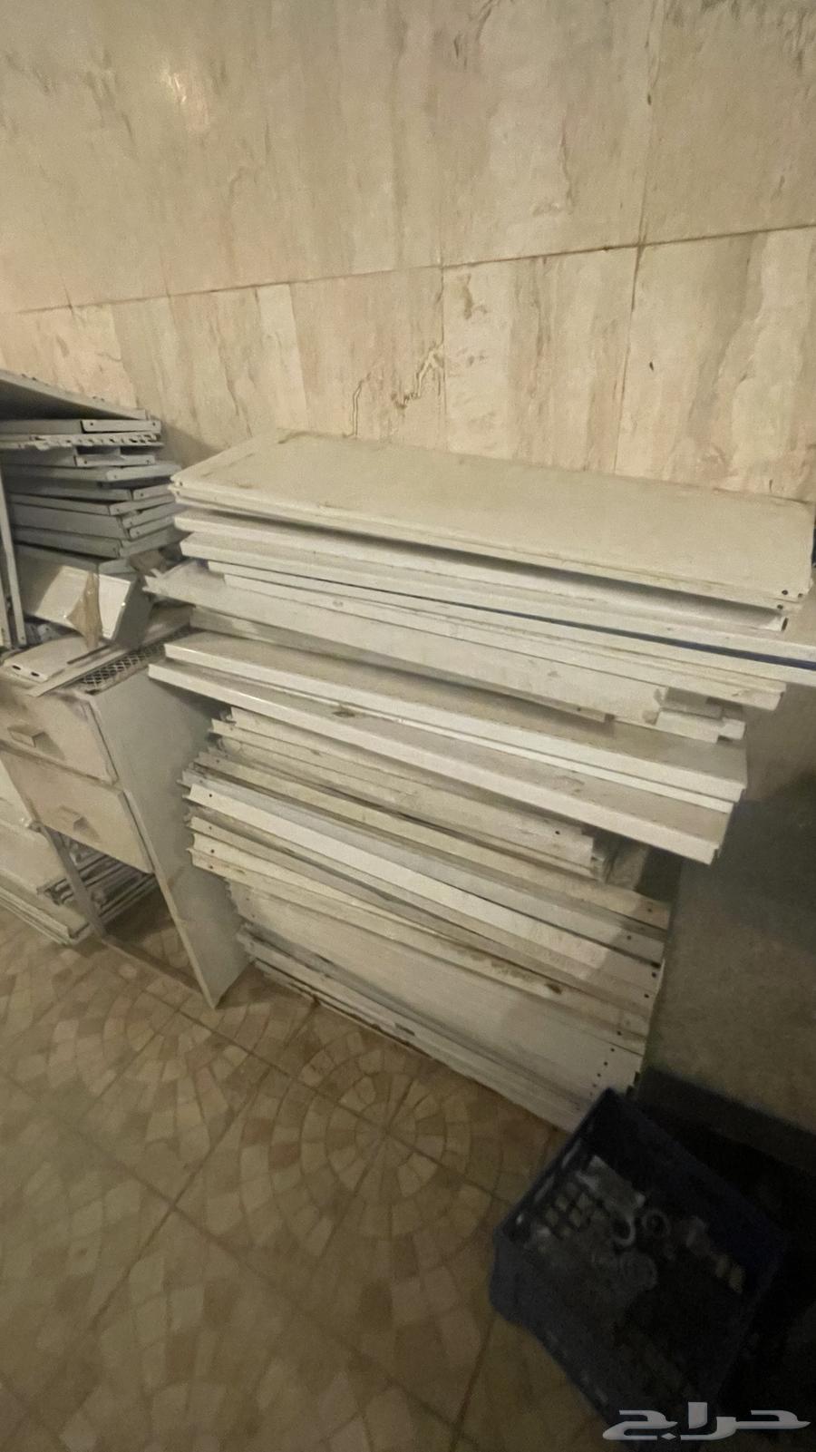 رفوف محل تقريبا 45-50 متر   شكل بيضاوي فالمنتصف بحالة كويسة64500783707138111