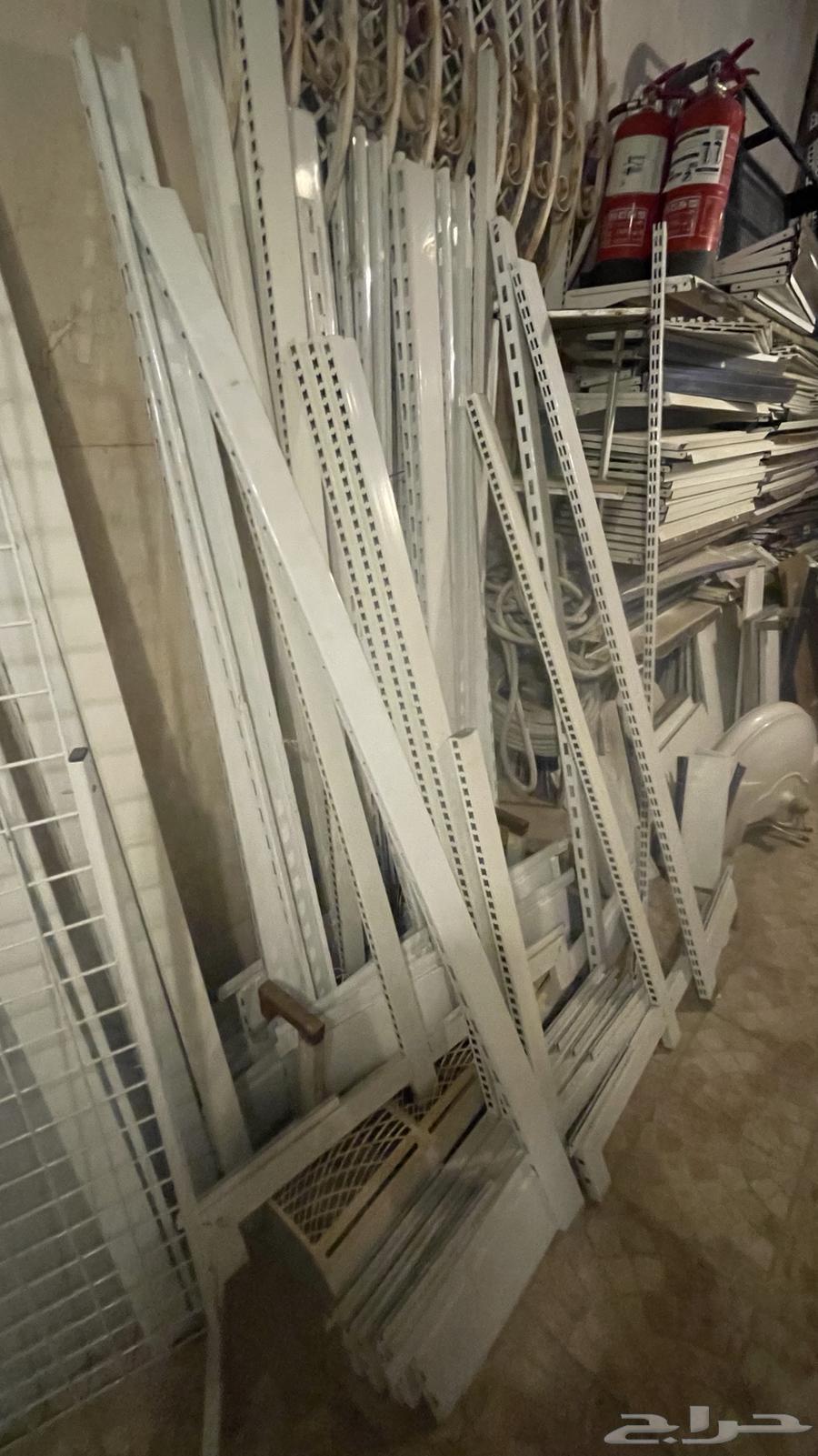 رفوف محل تقريبا 45-50 متر   شكل بيضاوي فالمنتصف بحالة كويسة64500783707138113