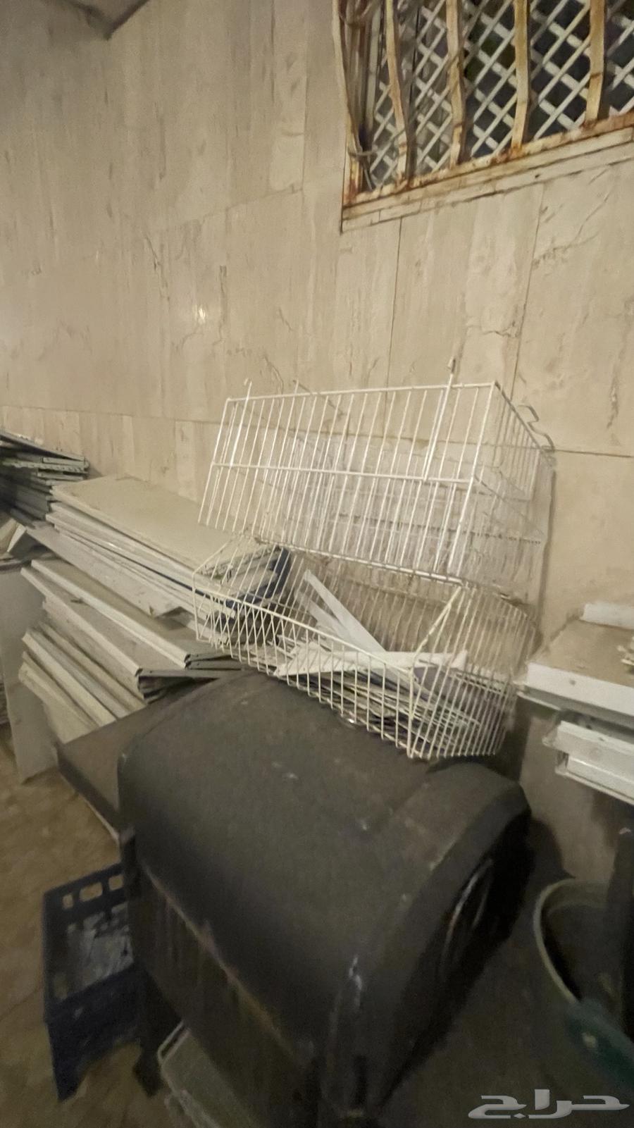 رفوف محل تقريبا 45-50 متر   شكل بيضاوي فالمنتصف بحالة كويسة64500783707138110