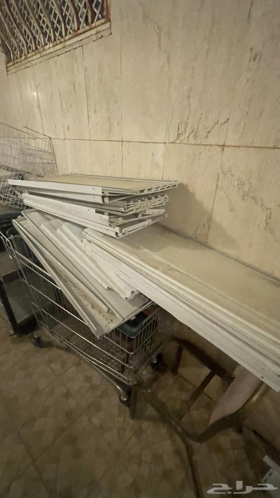 رفوف محل تقريبا 45-50 متر   شكل بيضاوي فالمنتصف بحالة كويسة64500783707138114