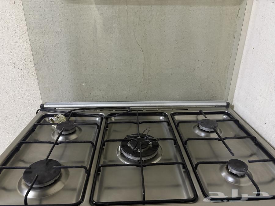 A gas oven from Al-Zaqzooq company works and does not mean anything64196538131586110