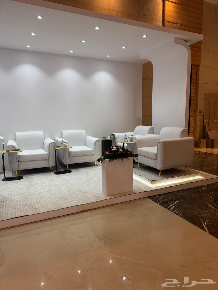 Organizing an event for the opening of decoration stores64207262695427112