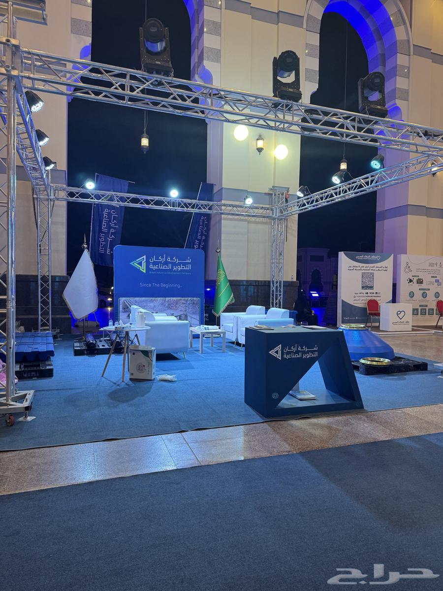 Organizing an event for the opening of decoration stores64207262695427110