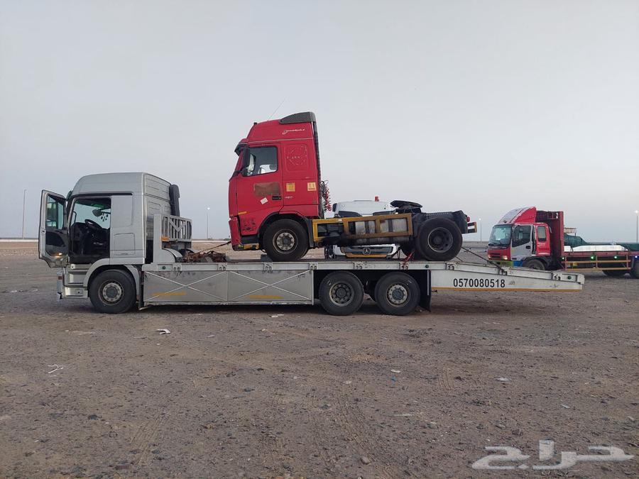 Loubd Maxx with a towing mechanism for transporting large vehicles and equipment64217408940545111