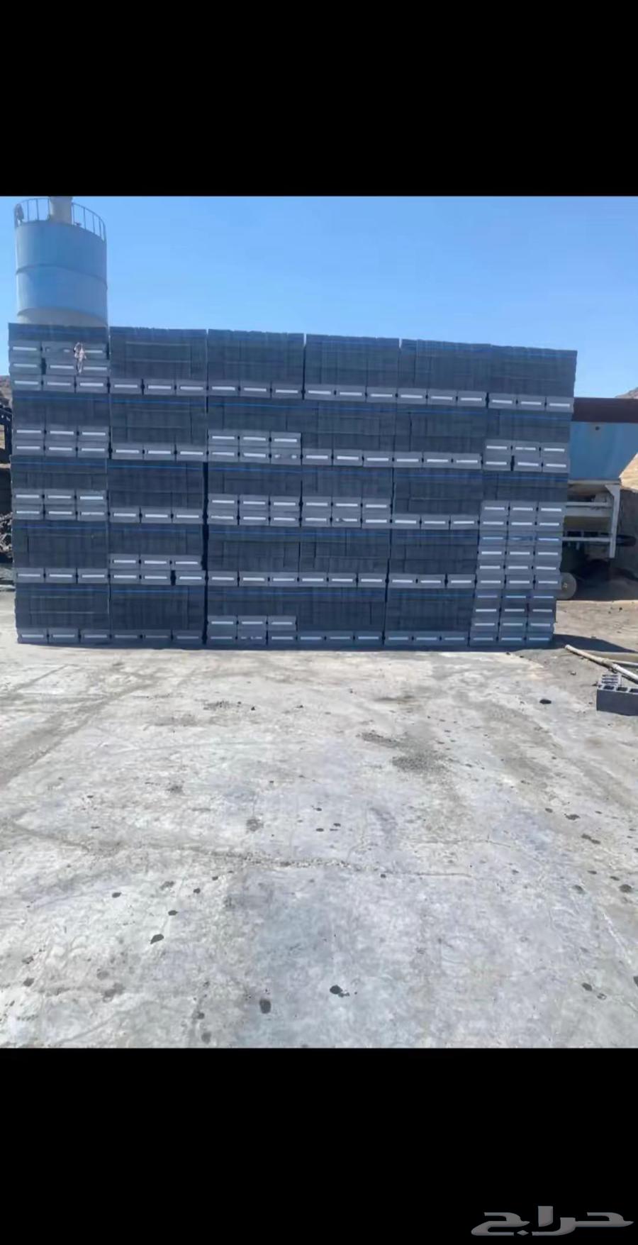 Regular block. Volcanic. Regular black. Insulated64205336594689112