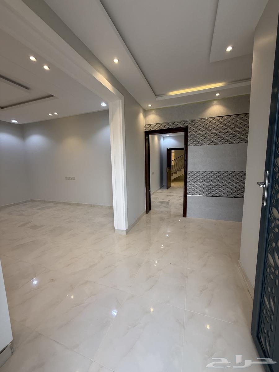 للبيع فيلا دورين وملحق بمسبح ومشب شمال خميس مشيط 850الف64173107884419114