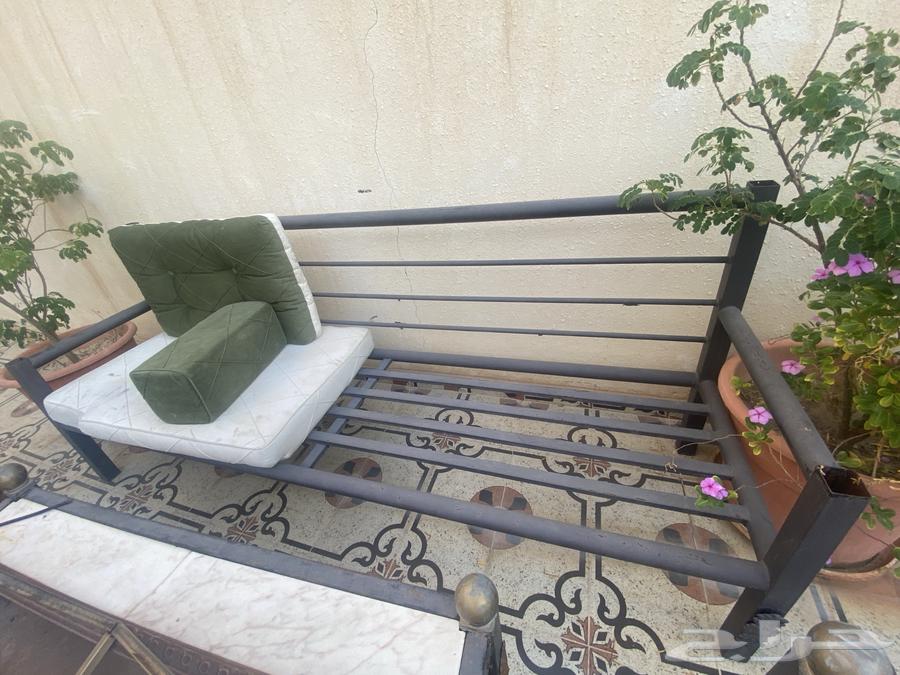 Iron chairs and a table (the edges are iron, the top is marble, and the base)64208803206531112