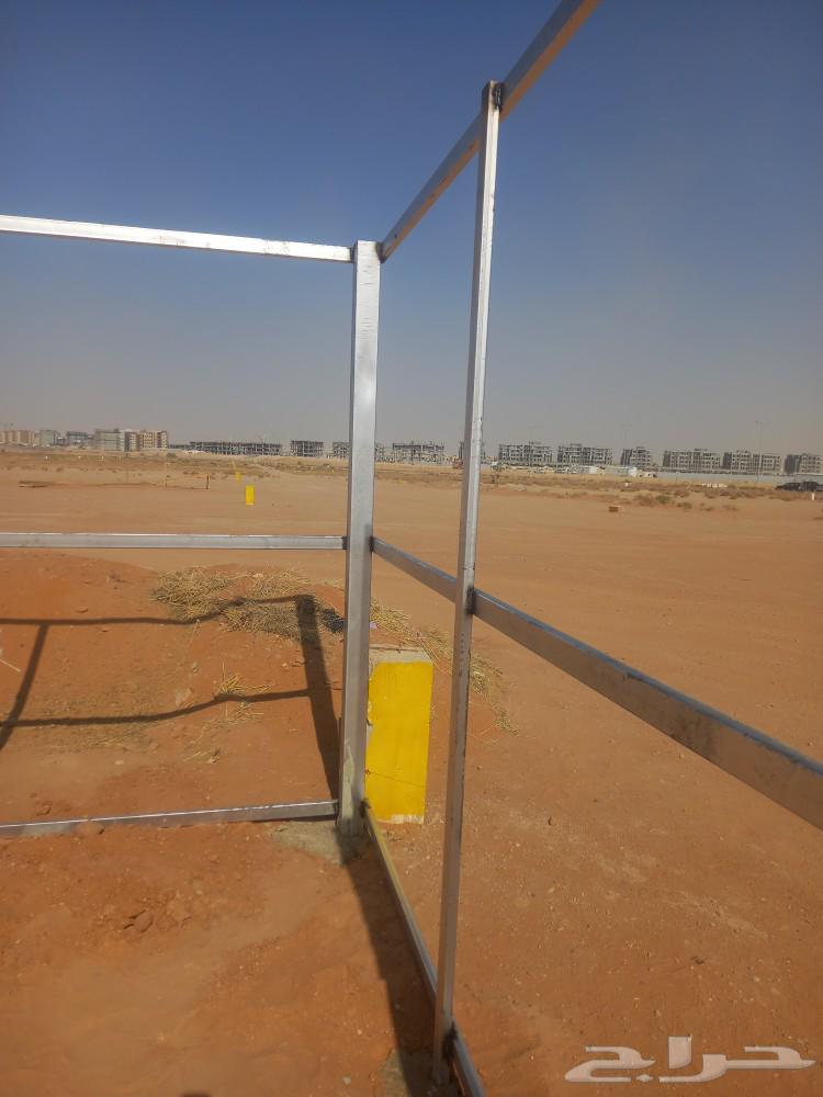 Installation of wire mesh fencing for land64210333308930110