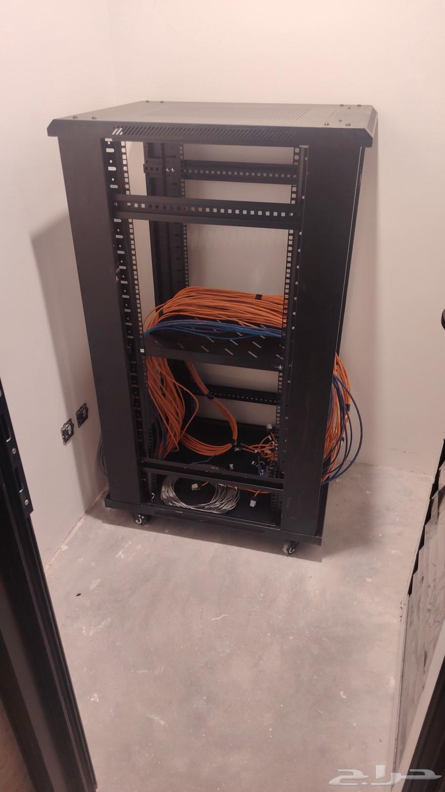 Internet technician for all networks, fiber optic and CAT 6 cable installation64213698547203112