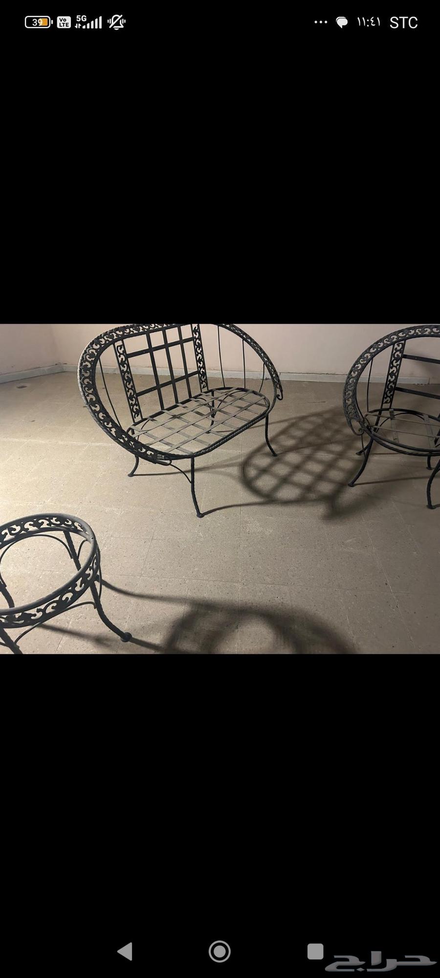 طقم كراسي حديد مستخدمه مع طاولة حديد صغيره64213061728769111