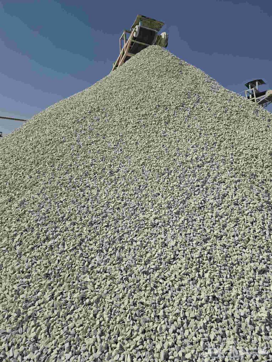 بحص ابيض ورمل احمر وبطحا وصبيز واسفلت64213061647235114