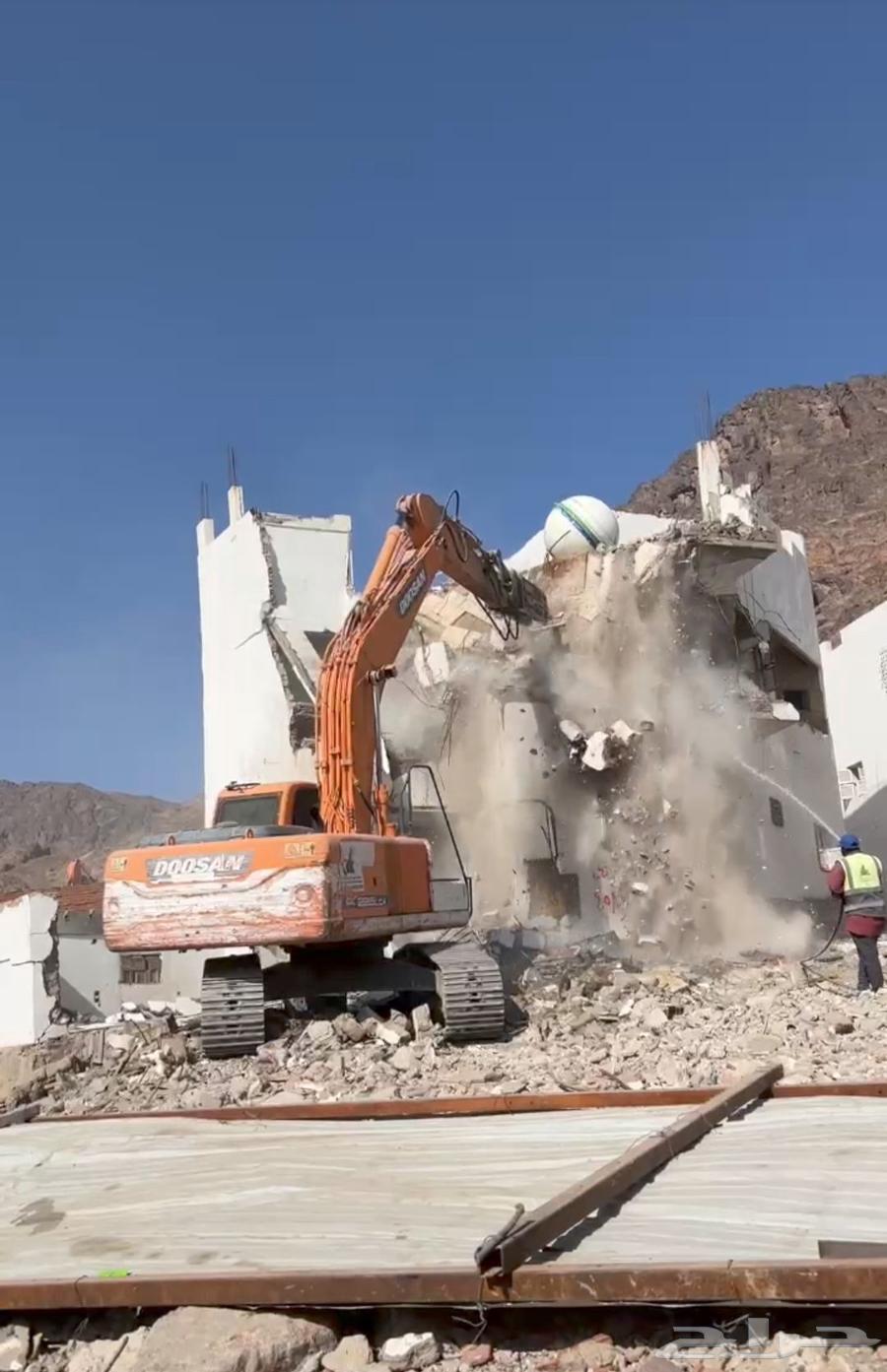 حفار بوكلين للايجار اليومي والشهري ومقاولات حفر اراضي وهدد64225451498499111