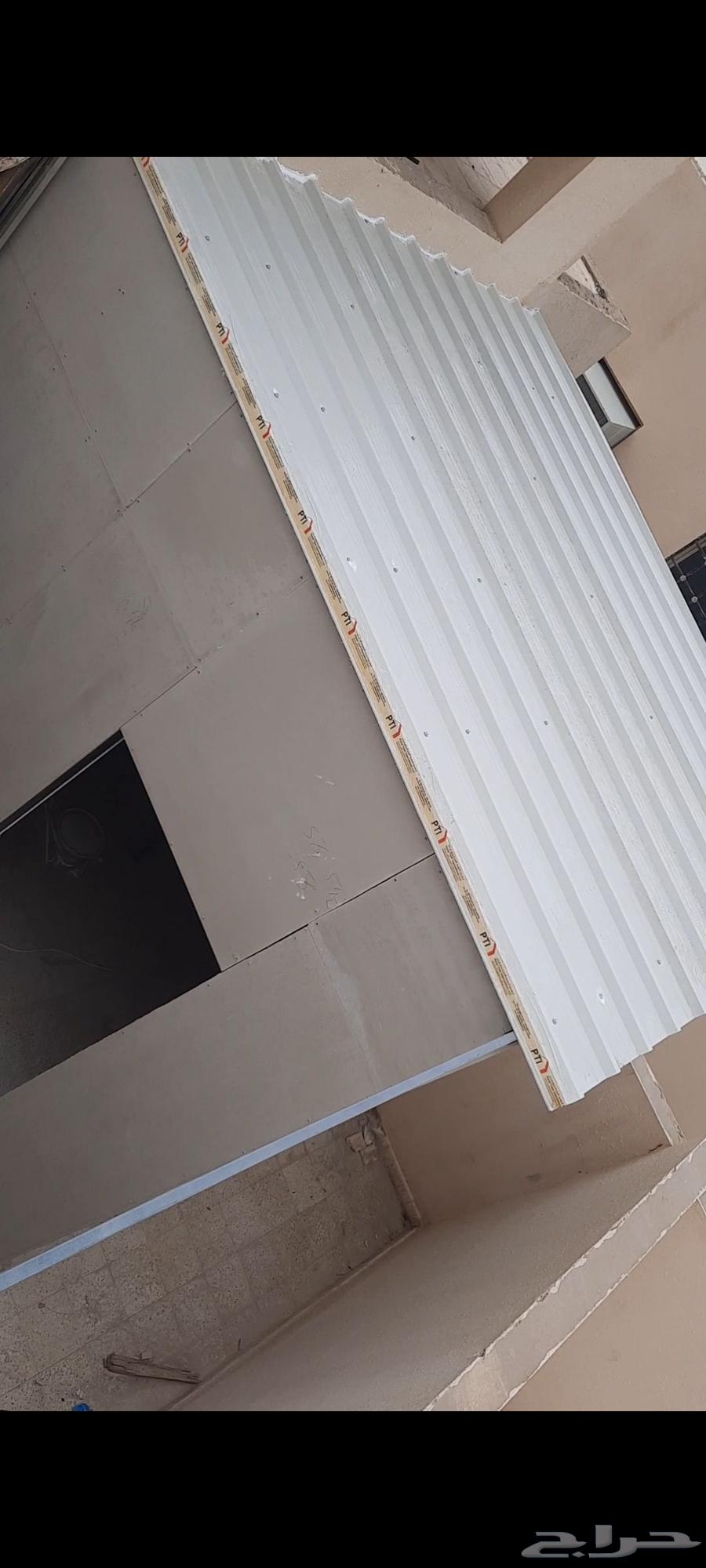 Tile breaking and arranging workers for a plasterer's construction site64217409761281111