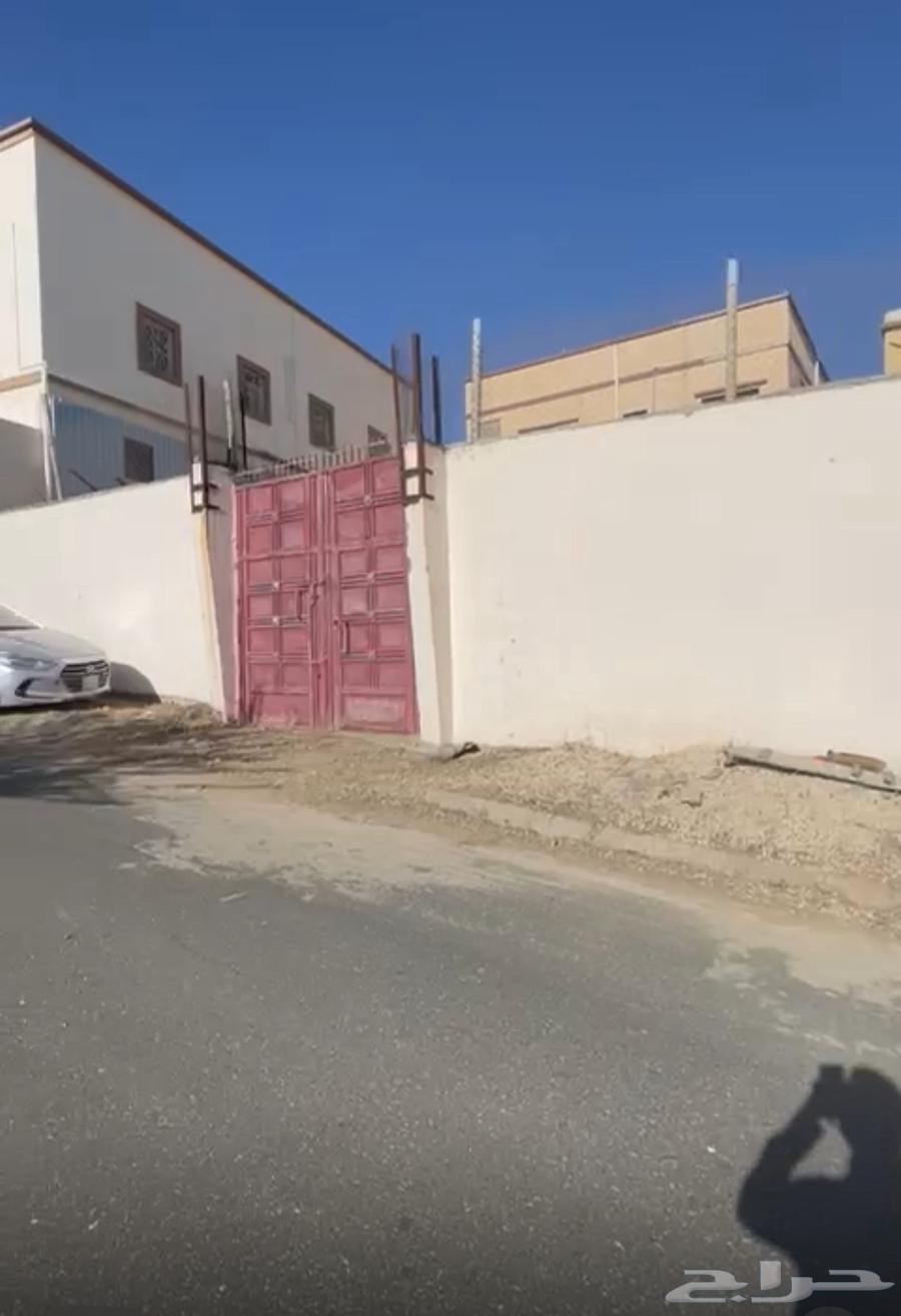 للأجار حوش فيه غرفه وحمام ومطبخ وبير ارتواز64225263684226110