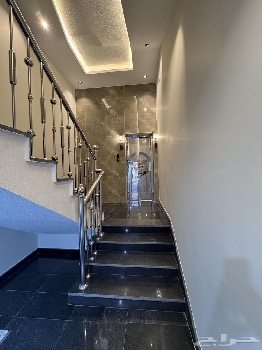 للبيع شقه 6 غرف vip مع سطح من 500 الف حى دره الموسى64225261836929114