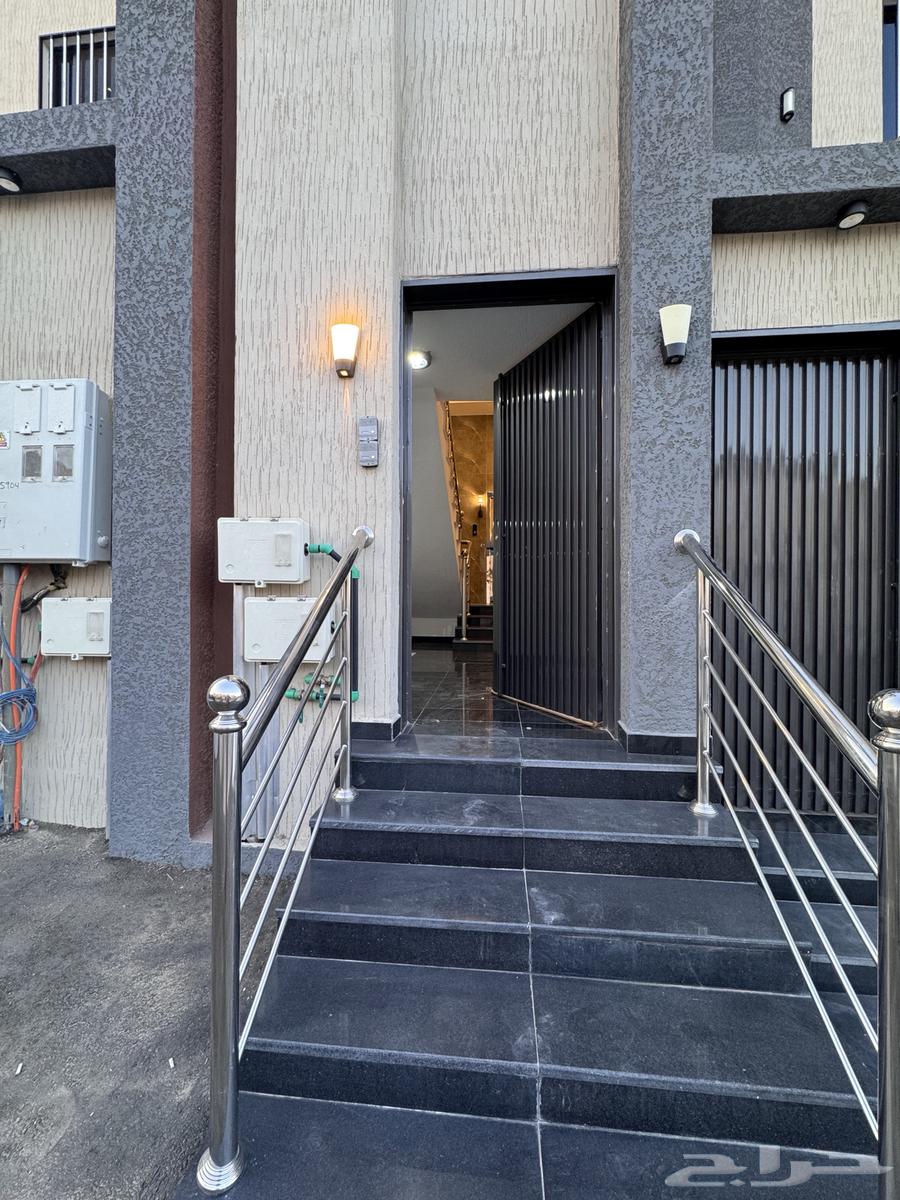 للبيع شقه 6 غرف vip مع سطح من 500 الف حى دره الموسى64225261836929113