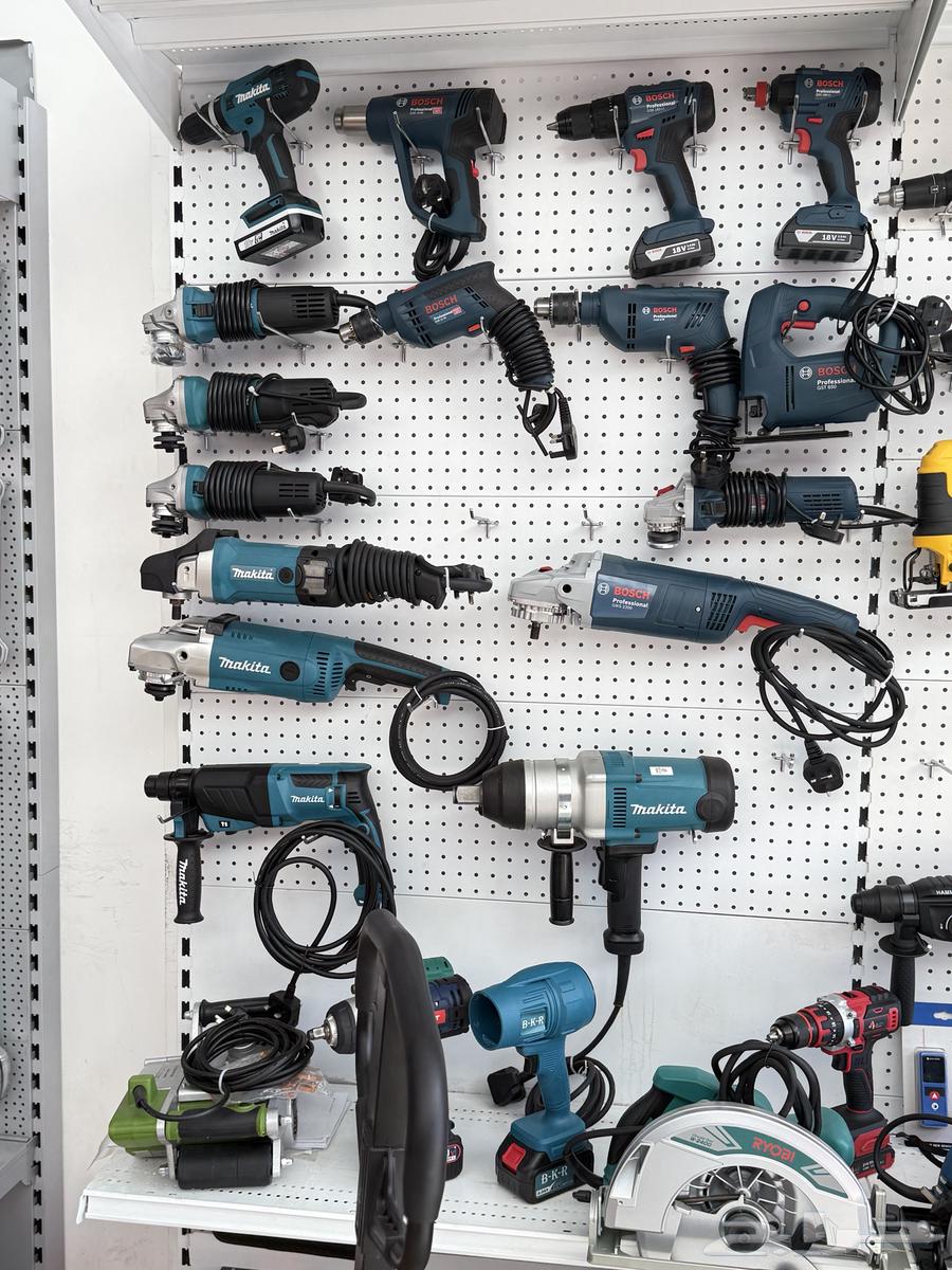 Counters and equipment64217879304578113