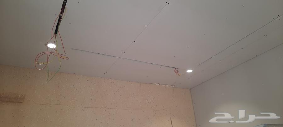 Tile breaking and arranging workers for a plasterer's construction site64217409761281113