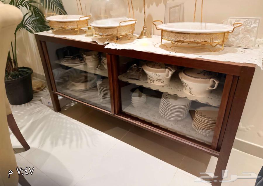 A very luxurious circular dining table purchased from Al Mutlaq for sale64216706401027111