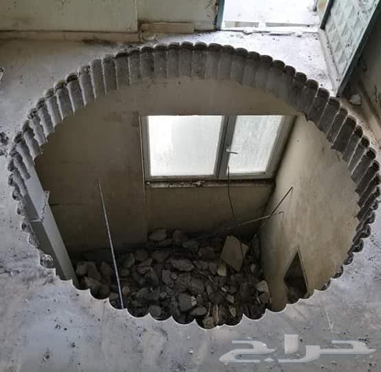 He operates a machine for drilling and extending copper tubes for air conditioning units in demolition work64225453940610113