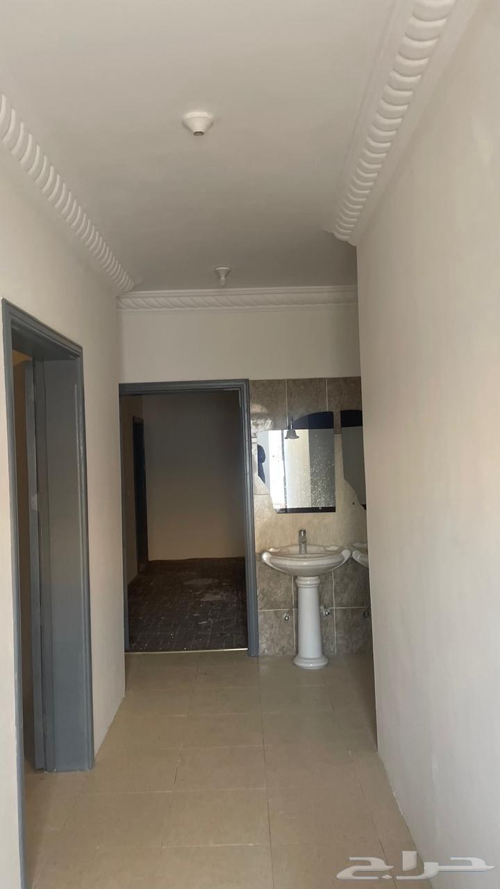 للبيع دور بحي الشقة مقسم شقتين بمساحة ( 560 )64225262815745113