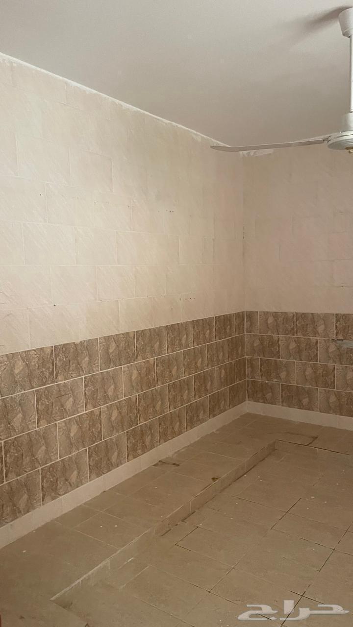 للبيع دور بحي الشقة مقسم شقتين بمساحة ( 560 )64225262815745114