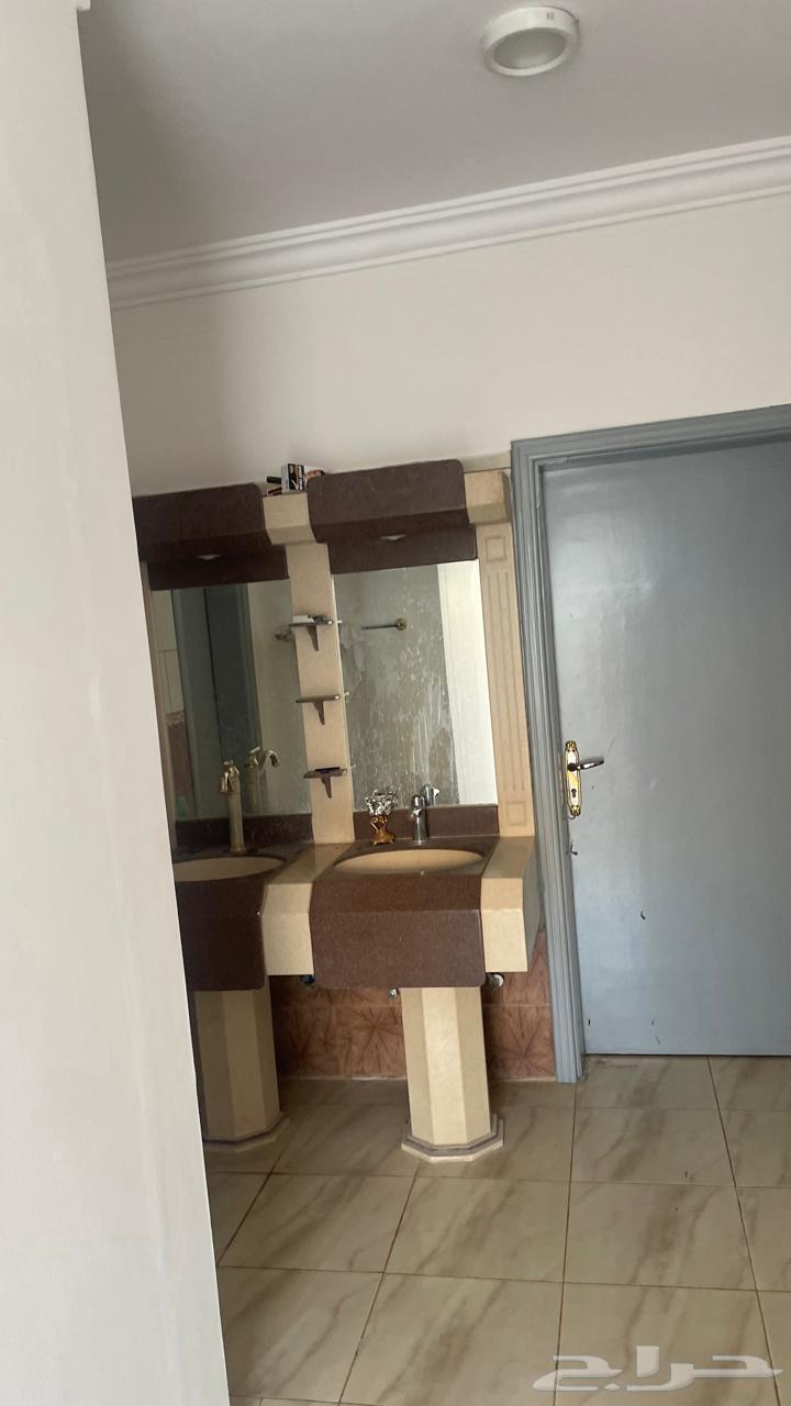 للبيع دور بحي الشقة مقسم شقتين بمساحة ( 560 )64225262815745112