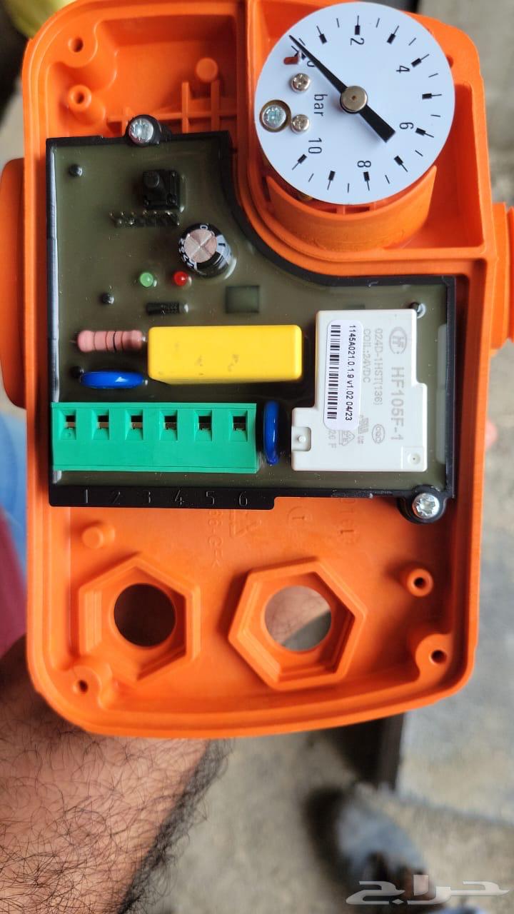 كهربائي محترف مع فريقه64225270802562113