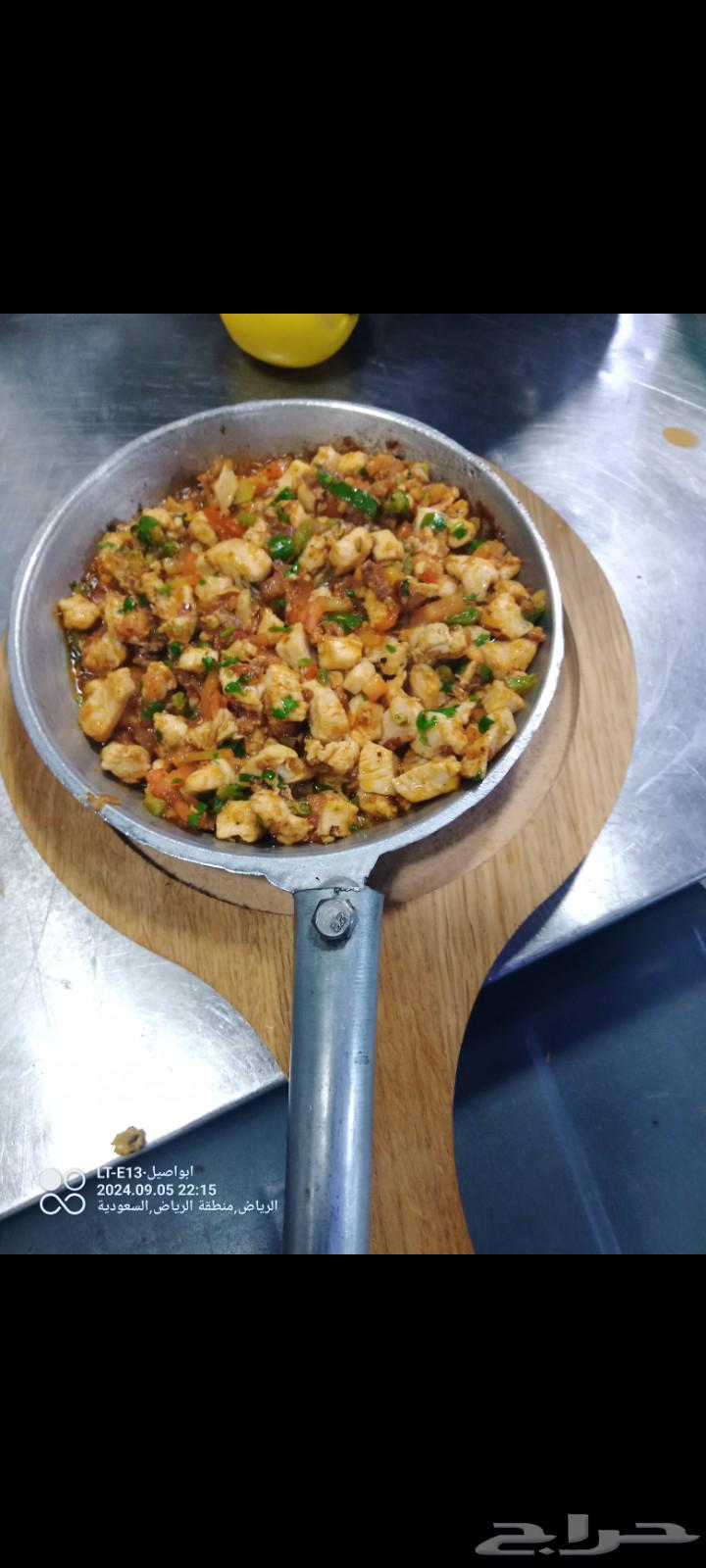 Cook using all types of fuel, with his pot, stew, and various dishes, along with fish fillets and chicken skewers, first grade, with at least ten years of cooking experience64218073014402113