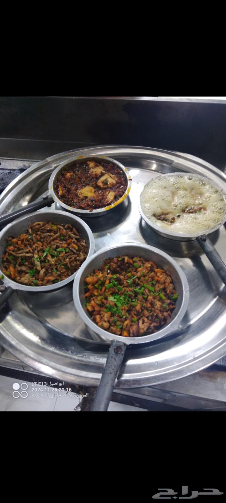 Cook using all types of fuel, with his pot, stew, and various dishes, along with fish fillets and chicken skewers, first grade, with at least ten years of cooking experience64218073014402114