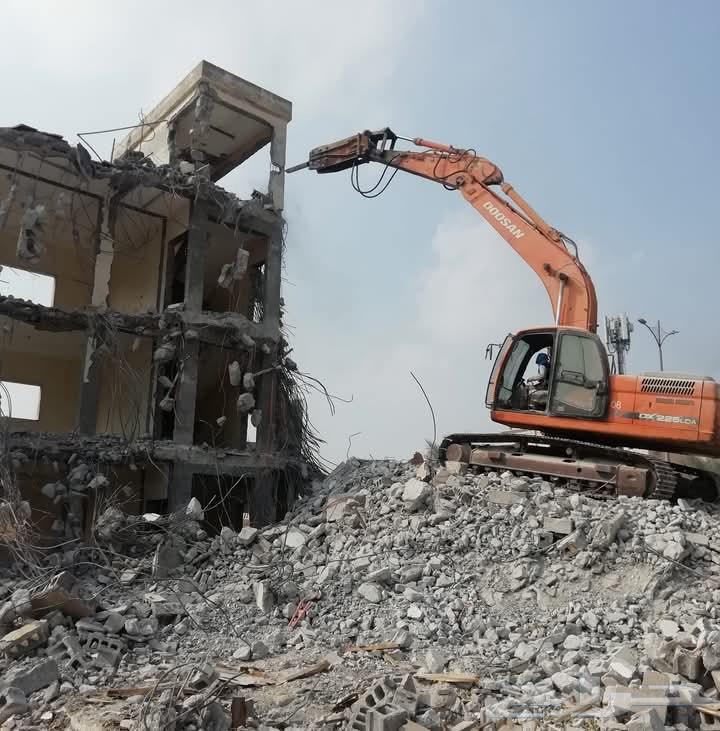 Demolition, crushing, and waste removal contractor64216944728578110