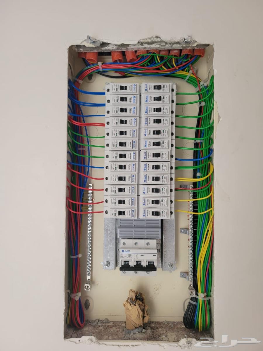 كهربائي محترف مع فريقه64225270802562114