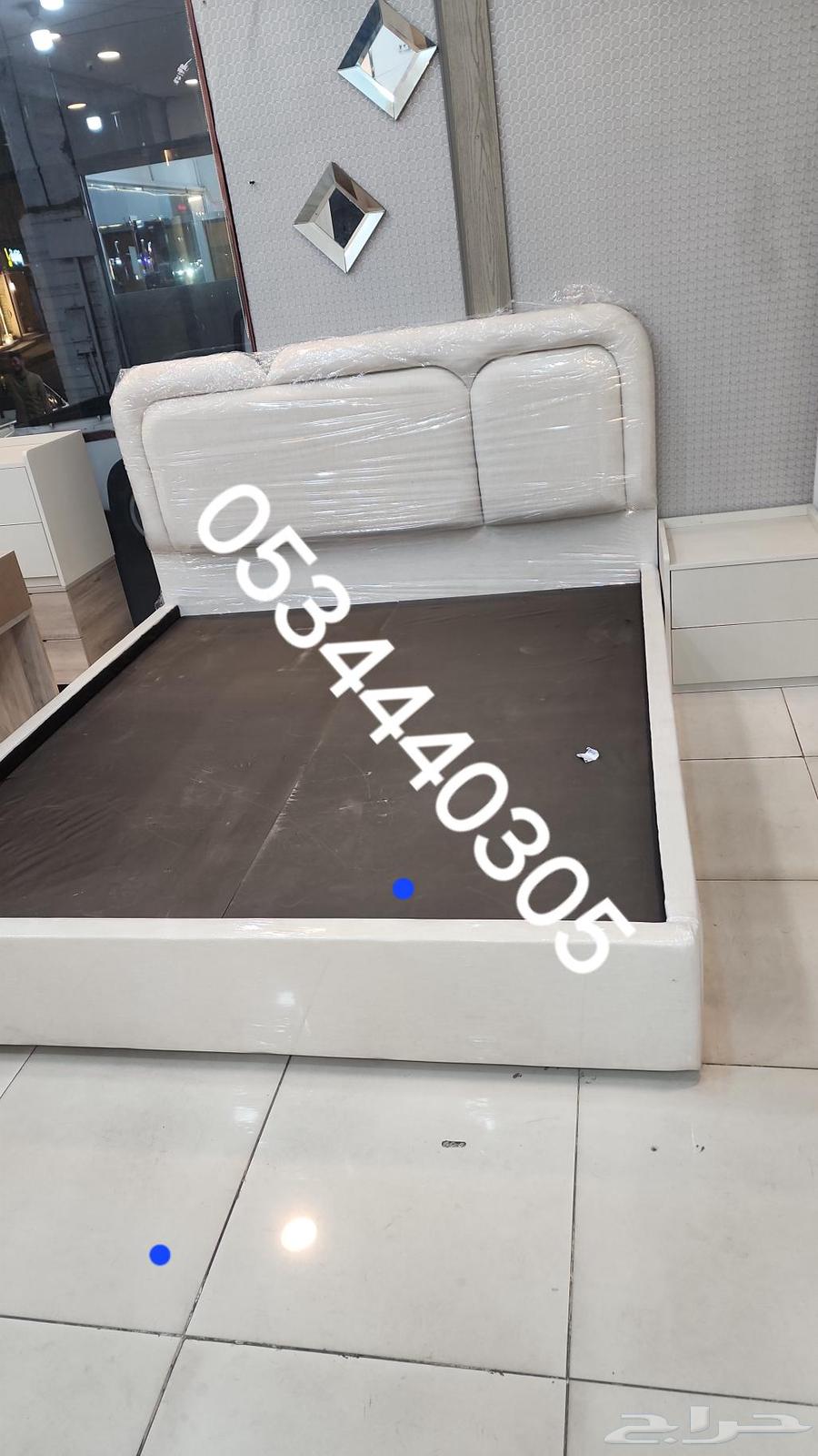 Carpenter for disassembling and assembling bedrooms64239969359874110