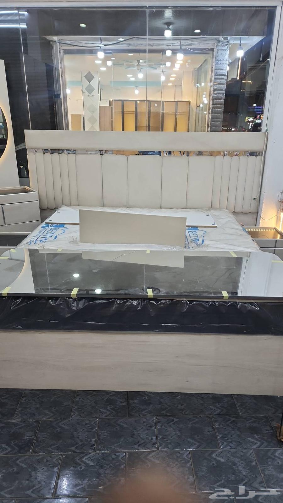 Carpenter for disassembling and assembling bedrooms64239969359874111