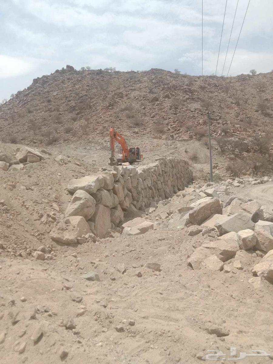بكلين لقص ألاراضي وتكسيرالصخور.وبناءالحجر64228274835330111